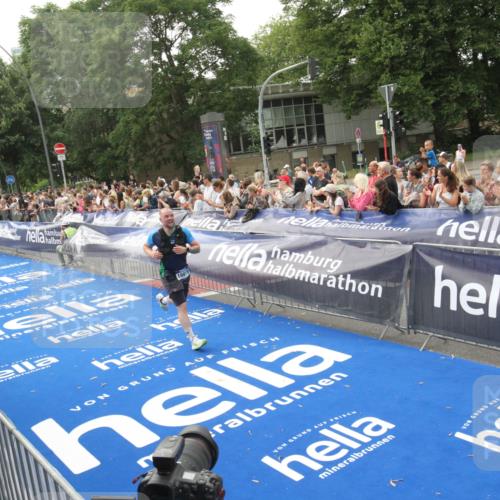 29.06.2025 - hella hamburg halbmarathon Michael Strokosch http://msf.ph/oto/8537580 29.06.2025 10:32:44 Ziel  meine-sportfotos.de