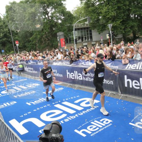 29.06.2025 - hella hamburg halbmarathon Michael Strokosch http://msf.ph/oto/8537581 29.06.2025 10:50:19 Ziel  meine-sportfotos.de