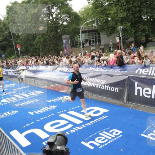 29.06.2025 - hella hamburg halbmarathon Michael Strokosch http://msf.ph/oto/8537582 29.06.2025 10:32:44 Ziel  meine-sportfotos.de