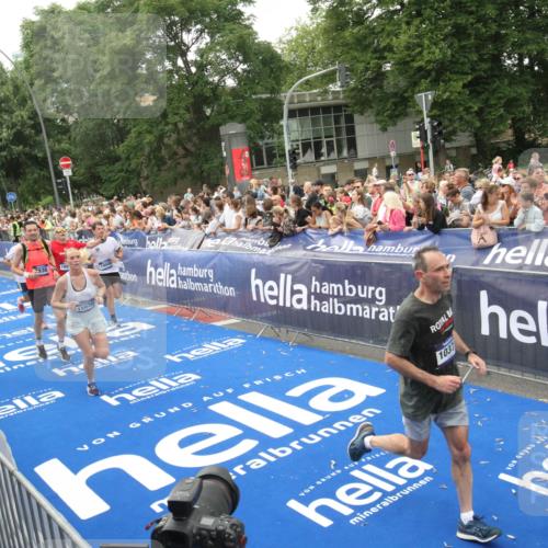 29.06.2025 - hella hamburg halbmarathon Michael Strokosch http://msf.ph/oto/8537583 29.06.2025 10:50:20 Ziel  meine-sportfotos.de