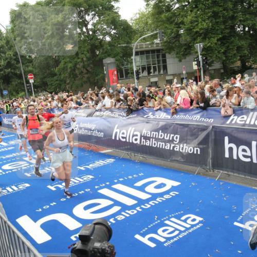 29.06.2025 - hella hamburg halbmarathon Michael Strokosch http://msf.ph/oto/8537585 29.06.2025 10:50:21 Ziel  meine-sportfotos.de
