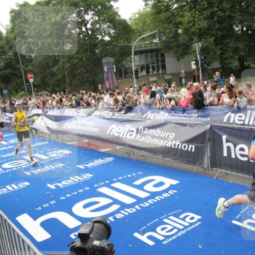 29.06.2025 - hella hamburg halbmarathon Michael Strokosch http://msf.ph/oto/8537586 29.06.2025 10:32:45 Ziel  meine-sportfotos.de