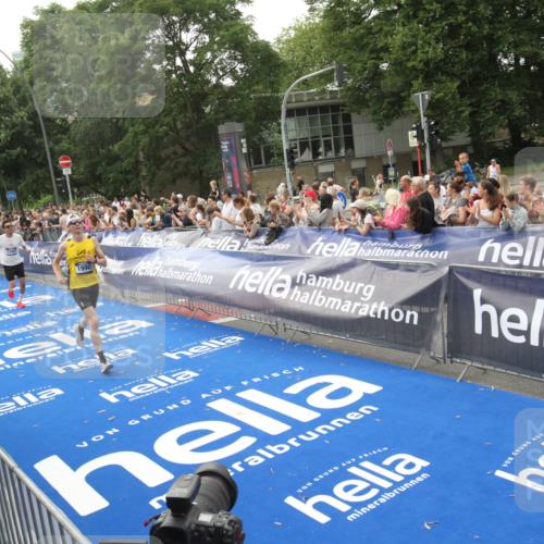 29.06.2025 - hella hamburg halbmarathon Michael Strokosch http://msf.ph/oto/8537588 29.06.2025 10:32:45 Ziel  meine-sportfotos.de