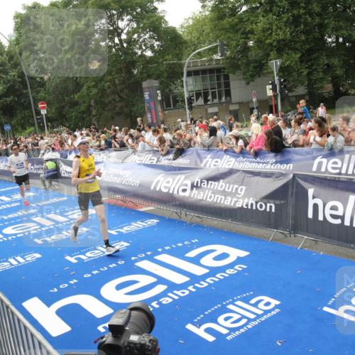 29.06.2025 - hella hamburg halbmarathon Michael Strokosch http://msf.ph/oto/8537590 29.06.2025 10:32:46 Ziel  meine-sportfotos.de