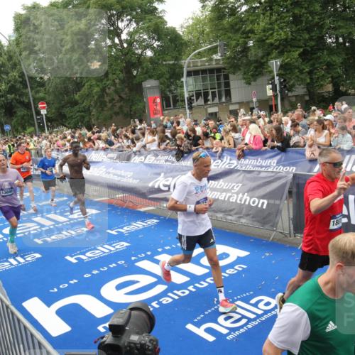 29.06.2025 - hella hamburg halbmarathon Michael Strokosch http://msf.ph/oto/8537595 29.06.2025 10:50:22 Ziel  meine-sportfotos.de
