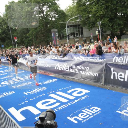 29.06.2025 - hella hamburg halbmarathon Michael Strokosch http://msf.ph/oto/8537597 29.06.2025 10:32:47 Ziel  meine-sportfotos.de