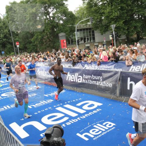 29.06.2025 - hella hamburg halbmarathon Michael Strokosch http://msf.ph/oto/8537598 29.06.2025 10:50:23 Ziel  meine-sportfotos.de
