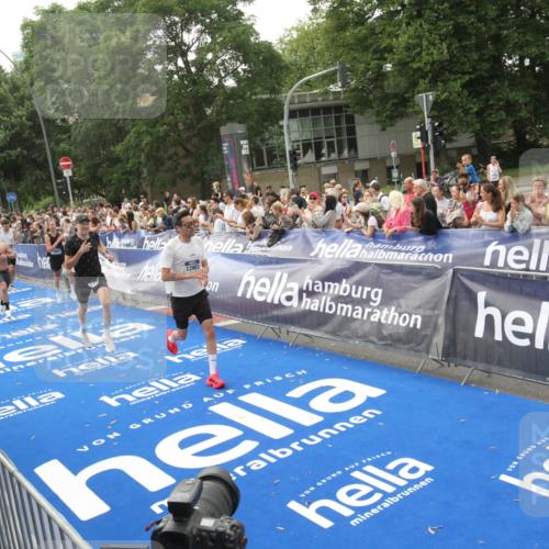 29.06.2025 - hella hamburg halbmarathon Michael Strokosch http://msf.ph/oto/8537599 29.06.2025 10:32:47 Ziel  meine-sportfotos.de