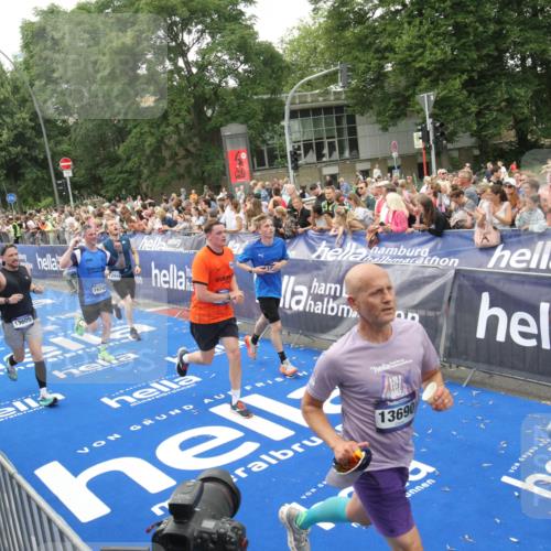29.06.2025 - hella hamburg halbmarathon Michael Strokosch http://msf.ph/oto/8537601 29.06.2025 10:50:24 Ziel  meine-sportfotos.de