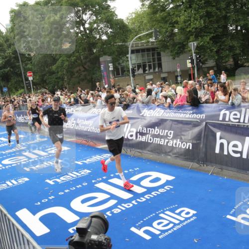 29.06.2025 - hella hamburg halbmarathon Michael Strokosch http://msf.ph/oto/8537602 29.06.2025 10:32:48 Ziel  meine-sportfotos.de