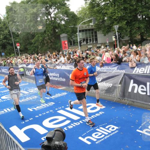 29.06.2025 - hella hamburg halbmarathon Michael Strokosch http://msf.ph/oto/8537603 29.06.2025 10:50:24 Ziel  meine-sportfotos.de