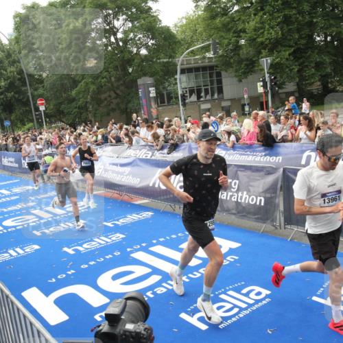29.06.2025 - hella hamburg halbmarathon Michael Strokosch http://msf.ph/oto/8537604 29.06.2025 10:32:48 Ziel  meine-sportfotos.de
