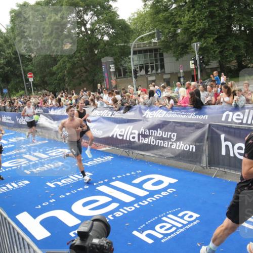 29.06.2025 - hella hamburg halbmarathon Michael Strokosch http://msf.ph/oto/8537606 29.06.2025 10:32:49 Ziel  meine-sportfotos.de
