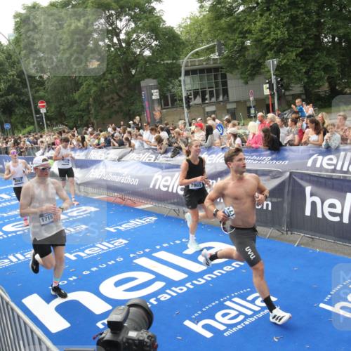 29.06.2025 - hella hamburg halbmarathon Michael Strokosch http://msf.ph/oto/8537610 29.06.2025 10:32:49 Ziel  meine-sportfotos.de