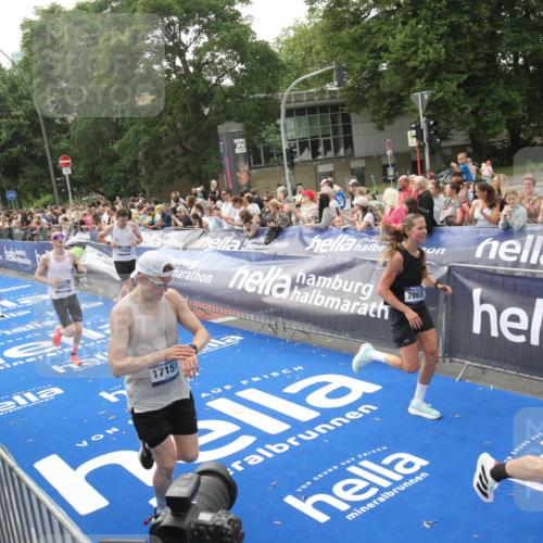 29.06.2025 - hella hamburg halbmarathon Michael Strokosch http://msf.ph/oto/8537612 29.06.2025 10:32:50 Ziel  meine-sportfotos.de