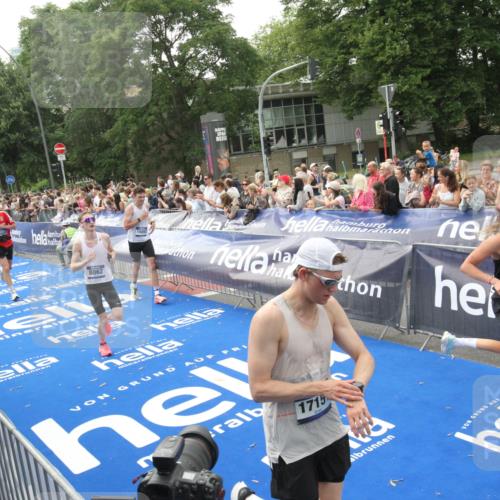 29.06.2025 - hella hamburg halbmarathon Michael Strokosch http://msf.ph/oto/8537614 29.06.2025 10:32:50 Ziel  meine-sportfotos.de
