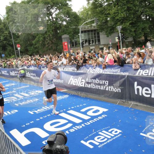29.06.2025 - hella hamburg halbmarathon Michael Strokosch http://msf.ph/oto/8537615 29.06.2025 10:50:29 Ziel  meine-sportfotos.de