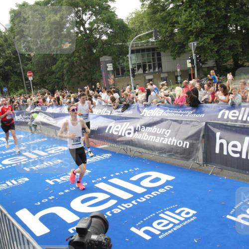 29.06.2025 - hella hamburg halbmarathon Michael Strokosch http://msf.ph/oto/8537616 29.06.2025 10:32:51 Ziel  meine-sportfotos.de