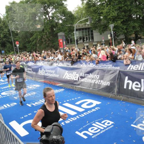 29.06.2025 - hella hamburg halbmarathon Michael Strokosch http://msf.ph/oto/8537618 29.06.2025 10:50:30 Ziel  meine-sportfotos.de