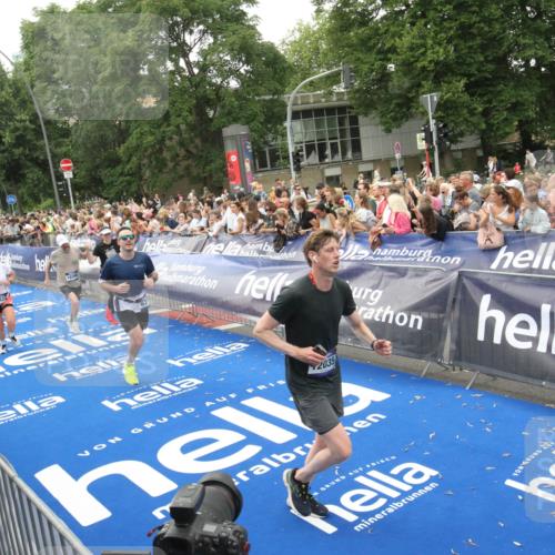 29.06.2025 - hella hamburg halbmarathon Michael Strokosch http://msf.ph/oto/8537620 29.06.2025 10:50:31 Ziel  meine-sportfotos.de