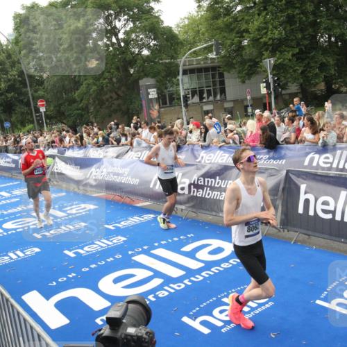 29.06.2025 - hella hamburg halbmarathon Michael Strokosch http://msf.ph/oto/8537621 29.06.2025 10:32:51 Ziel  meine-sportfotos.de