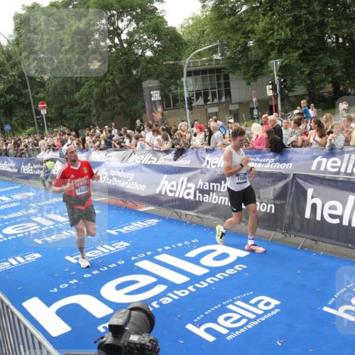 29.06.2025 - hella hamburg halbmarathon Michael Strokosch http://msf.ph/oto/8537625 29.06.2025 10:32:52 Ziel  meine-sportfotos.de