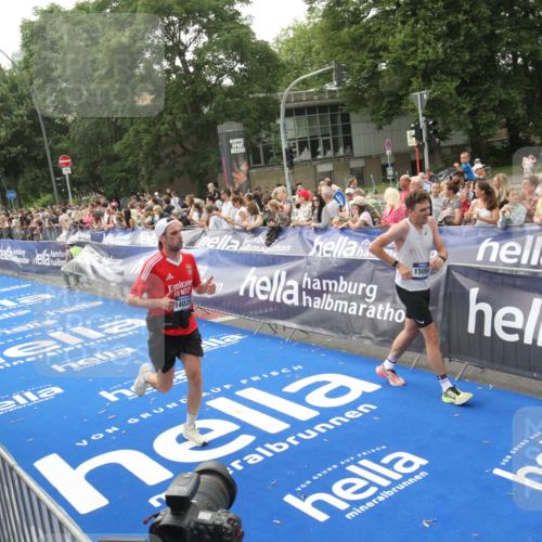 29.06.2025 - hella hamburg halbmarathon Michael Strokosch http://msf.ph/oto/8537627 29.06.2025 10:32:52 Ziel  meine-sportfotos.de