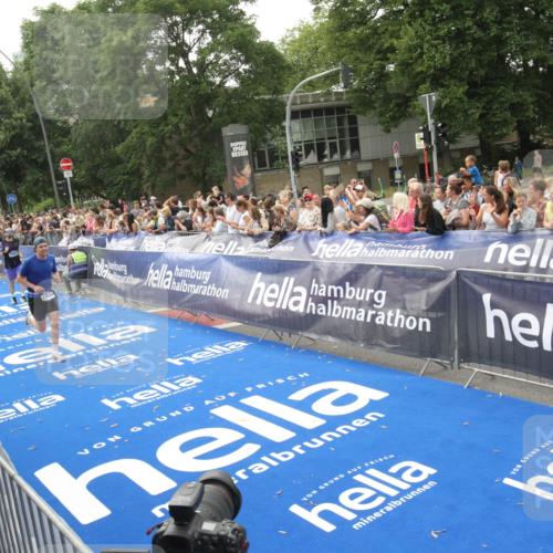 29.06.2025 - hella hamburg halbmarathon Michael Strokosch http://msf.ph/oto/8537631 29.06.2025 10:32:55 Ziel  meine-sportfotos.de