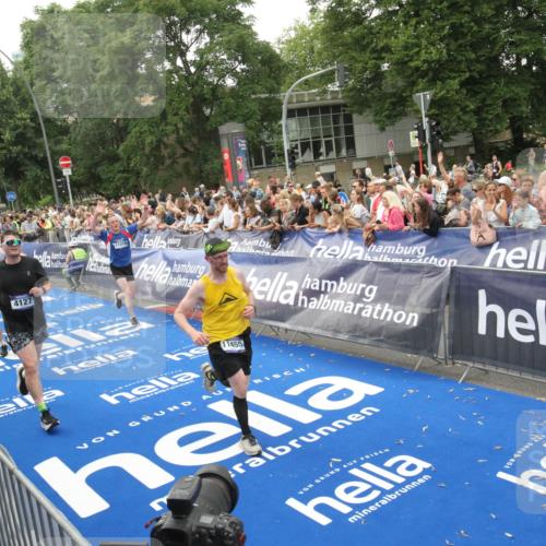 29.06.2025 - hella hamburg halbmarathon Michael Strokosch http://msf.ph/oto/8537632 29.06.2025 10:50:34 Ziel  meine-sportfotos.de