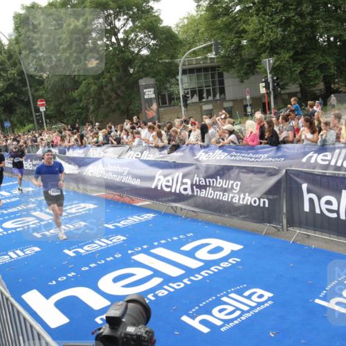29.06.2025 - hella hamburg halbmarathon Michael Strokosch http://msf.ph/oto/8537633 29.06.2025 10:32:55 Ziel  meine-sportfotos.de
