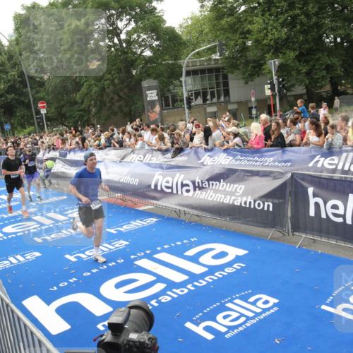 29.06.2025 - hella hamburg halbmarathon Michael Strokosch http://msf.ph/oto/8537635 29.06.2025 10:32:55 Ziel  meine-sportfotos.de