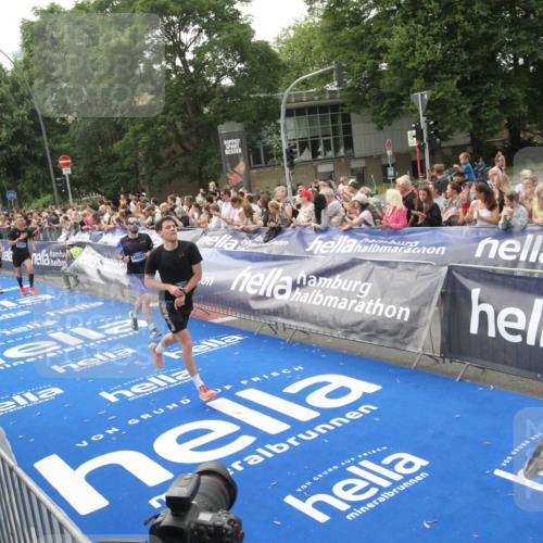 29.06.2025 - hella hamburg halbmarathon Michael Strokosch http://msf.ph/oto/8537642 29.06.2025 10:32:56 Ziel  meine-sportfotos.de
