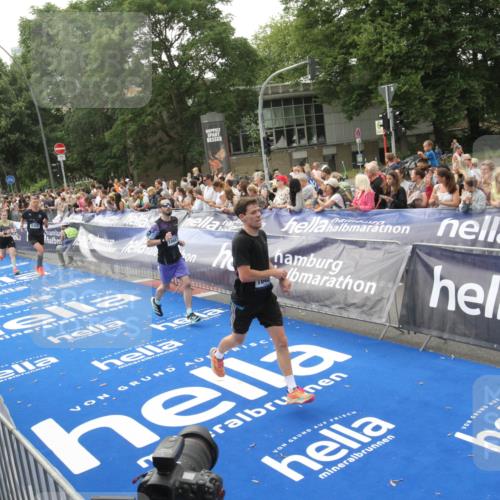 29.06.2025 - hella hamburg halbmarathon Michael Strokosch http://msf.ph/oto/8537644 29.06.2025 10:32:57 Ziel  meine-sportfotos.de