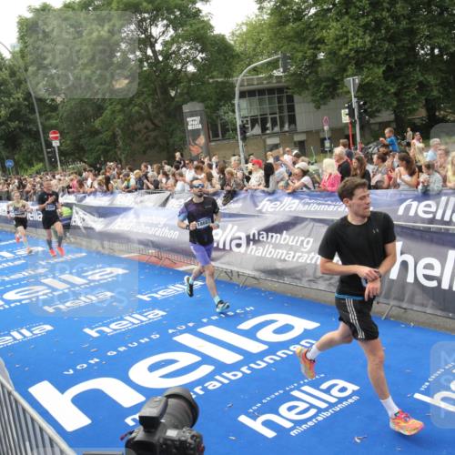 29.06.2025 - hella hamburg halbmarathon Michael Strokosch http://msf.ph/oto/8537646 29.06.2025 10:32:57 Ziel  meine-sportfotos.de