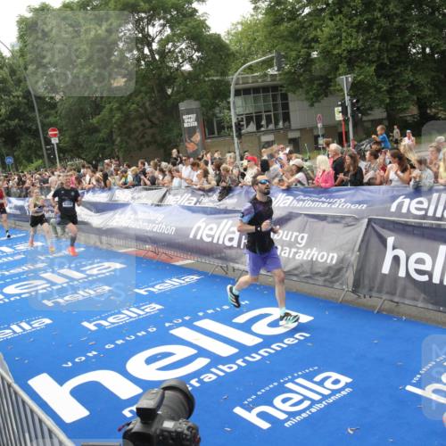 29.06.2025 - hella hamburg halbmarathon Michael Strokosch http://msf.ph/oto/8537648 29.06.2025 10:32:57 Ziel  meine-sportfotos.de