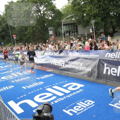 29.06.2025 - hella hamburg halbmarathon Michael Strokosch http://msf.ph/oto/8537652 29.06.2025 10:32:58 Ziel  meine-sportfotos.de