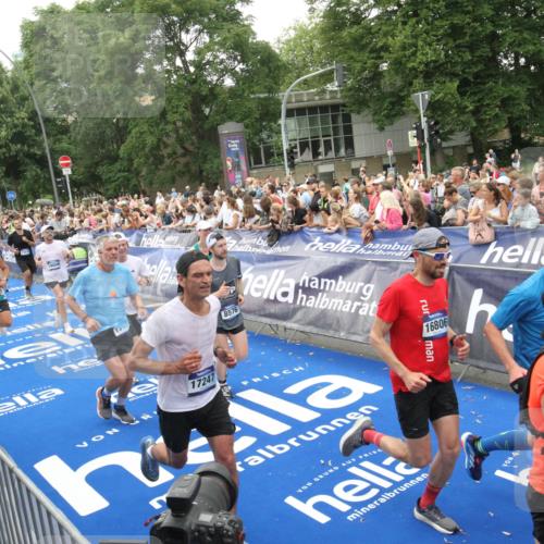 29.06.2025 - hella hamburg halbmarathon Michael Strokosch http://msf.ph/oto/8537653 29.06.2025 10:50:40 Ziel  meine-sportfotos.de