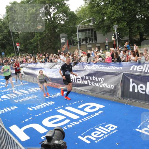 29.06.2025 - hella hamburg halbmarathon Michael Strokosch http://msf.ph/oto/8537656 29.06.2025 10:32:59 Ziel  meine-sportfotos.de