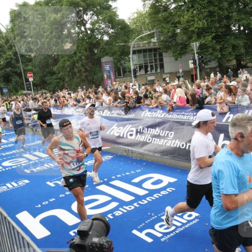 29.06.2025 - hella hamburg halbmarathon Michael Strokosch http://msf.ph/oto/8537659 29.06.2025 10:50:41 Ziel  meine-sportfotos.de