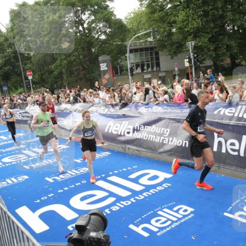 29.06.2025 - hella hamburg halbmarathon Michael Strokosch http://msf.ph/oto/8537660 29.06.2025 10:32:59 Ziel  meine-sportfotos.de