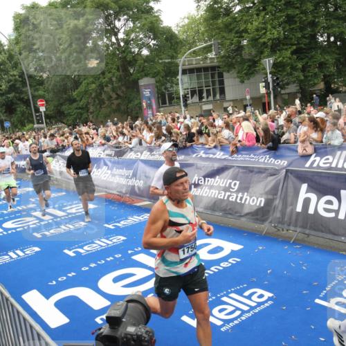 29.06.2025 - hella hamburg halbmarathon Michael Strokosch http://msf.ph/oto/8537661 29.06.2025 10:50:42 Ziel  meine-sportfotos.de