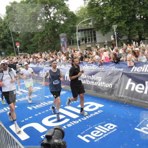 29.06.2025 - hella hamburg halbmarathon Michael Strokosch http://msf.ph/oto/8537666 29.06.2025 10:50:43 Ziel  meine-sportfotos.de