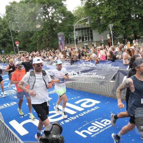 29.06.2025 - hella hamburg halbmarathon Michael Strokosch http://msf.ph/oto/8537670 29.06.2025 10:50:43 Ziel  meine-sportfotos.de