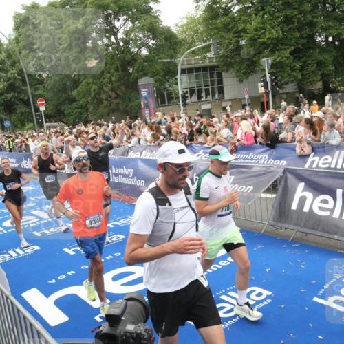 29.06.2025 - hella hamburg halbmarathon Michael Strokosch http://msf.ph/oto/8537672 29.06.2025 10:50:44 Ziel  meine-sportfotos.de