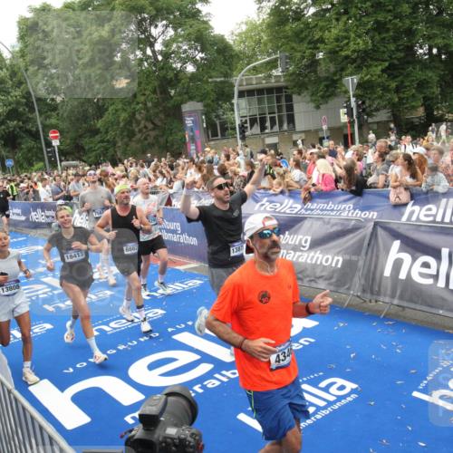 29.06.2025 - hella hamburg halbmarathon Michael Strokosch http://msf.ph/oto/8537674 29.06.2025 10:50:44 Ziel  meine-sportfotos.de