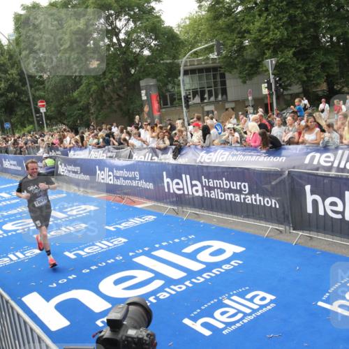 29.06.2025 - hella hamburg halbmarathon Michael Strokosch http://msf.ph/oto/8537680 29.06.2025 10:33:05 Ziel  meine-sportfotos.de