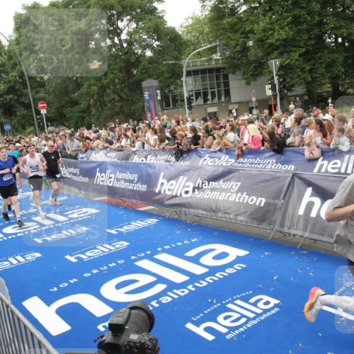 29.06.2025 - hella hamburg halbmarathon Michael Strokosch http://msf.ph/oto/8537682 29.06.2025 10:50:46 Ziel  meine-sportfotos.de
