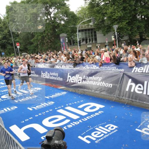 29.06.2025 - hella hamburg halbmarathon Michael Strokosch http://msf.ph/oto/8537684 29.06.2025 10:50:47 Ziel  meine-sportfotos.de