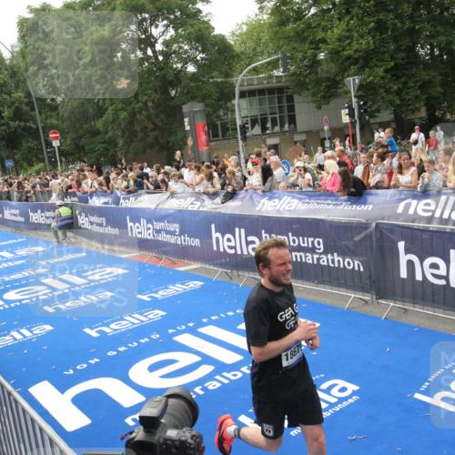 29.06.2025 - hella hamburg halbmarathon Michael Strokosch http://msf.ph/oto/8537687 29.06.2025 10:33:06 Ziel  meine-sportfotos.de