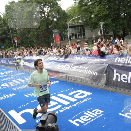 29.06.2025 - hella hamburg halbmarathon Michael Strokosch http://msf.ph/oto/8537698 29.06.2025 10:33:08 Ziel  meine-sportfotos.de